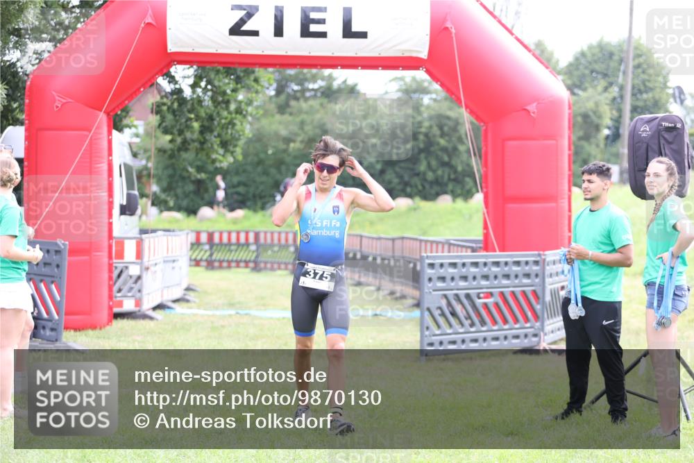 21.06.2026 - 29. Vierlanden-Triathlon Andreas Tolksdorf http://msf.ph/oto/9870130 21.06.2026 10:49:04 Ziel  meine-sportfotos.de