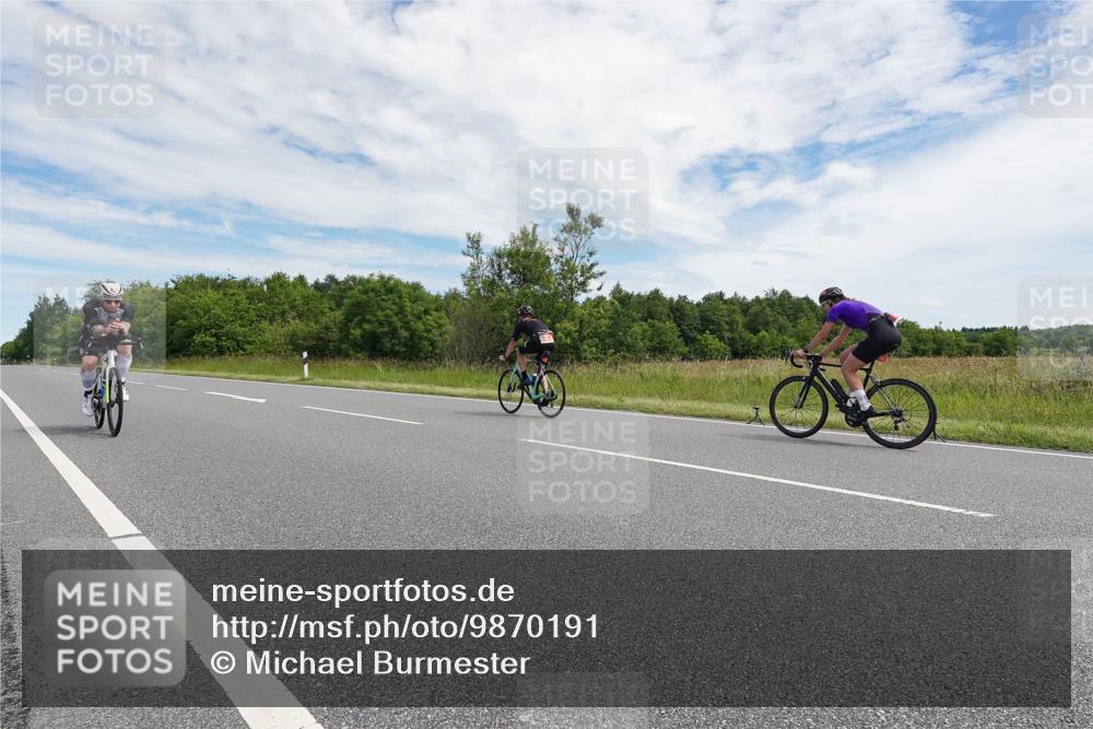 21.06.2026 - Viking Triathlon Michael Burmester http://msf.ph/oto/9870191 21.06.2026 12:09:11 Radfahren 9, 20, 84, 104, 109, 115, 115, 145, 180, 181, 181, 359, 383, 446, 500, 612, 626 meine-sportfotos.de