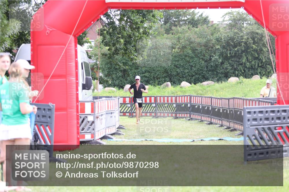 21.06.2026 - 29. Vierlanden-Triathlon Andreas Tolksdorf http://msf.ph/oto/9870298 21.06.2026 10:51:41 Ziel 311, 311 meine-sportfotos.de