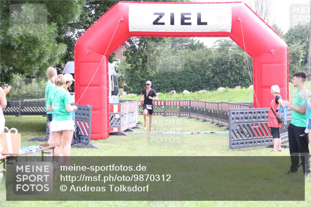 21.06.2026 - 29. Vierlanden-Triathlon Andreas Tolksdorf http://msf.ph/oto/9870312 21.06.2026 10:51:43 Ziel 311, 311 meine-sportfotos.de