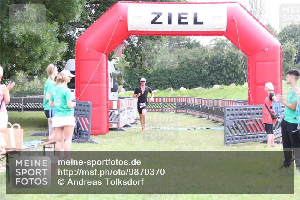 21.06.2026 - 29. Vierlanden-Triathlon Andreas Tolksdorf http://msf.ph/oto/9870370 21.06.2026 10:51:43 Ziel 311, 311 meine-sportfotos.de