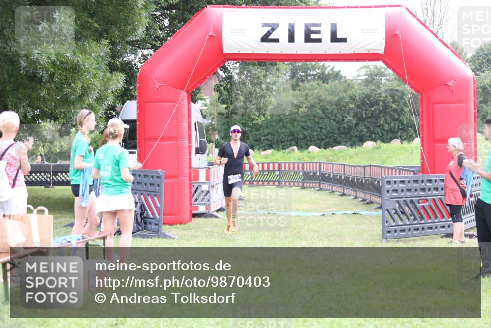 21.06.2026 - 29. Vierlanden-Triathlon Andreas Tolksdorf http://msf.ph/oto/9870403 21.06.2026 10:51:44 Ziel 311, 311 meine-sportfotos.de