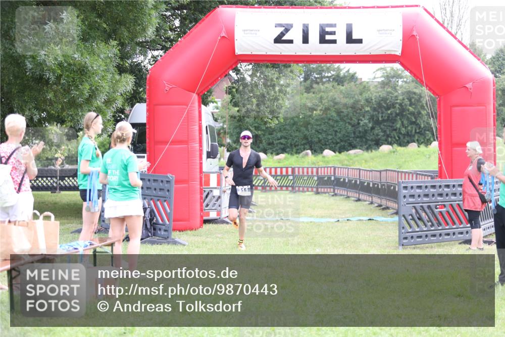 21.06.2026 - 29. Vierlanden-Triathlon Andreas Tolksdorf http://msf.ph/oto/9870443 21.06.2026 10:51:44 Ziel 311, 311 meine-sportfotos.de
