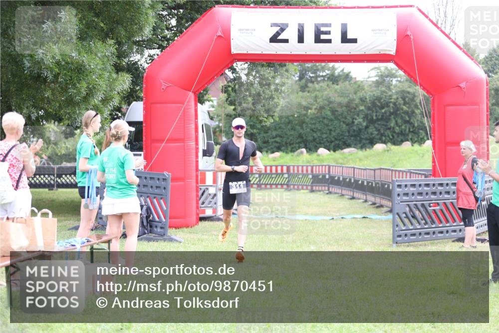 21.06.2026 - 29. Vierlanden-Triathlon Andreas Tolksdorf http://msf.ph/oto/9870451 21.06.2026 10:51:45 Ziel 311, 311 meine-sportfotos.de