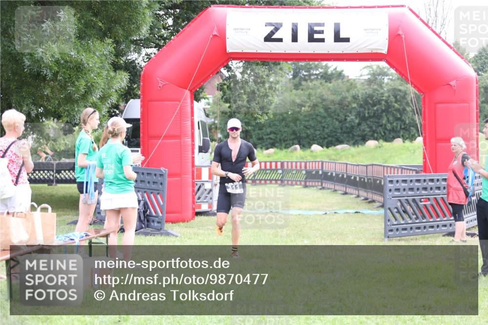 21.06.2026 - 29. Vierlanden-Triathlon Andreas Tolksdorf http://msf.ph/oto/9870477 21.06.2026 10:51:45 Ziel 311, 311 meine-sportfotos.de