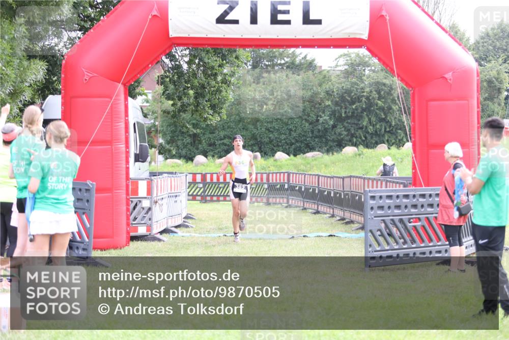 21.06.2026 - 29. Vierlanden-Triathlon Andreas Tolksdorf http://msf.ph/oto/9870505 21.06.2026 10:52:13 Ziel  meine-sportfotos.de