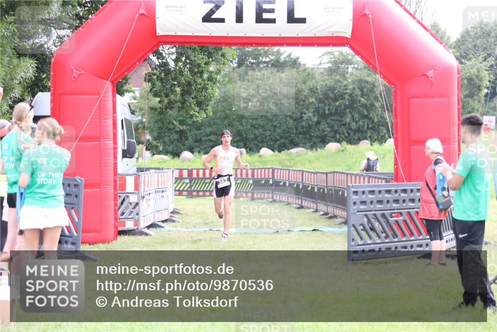 21.06.2026 - 29. Vierlanden-Triathlon Andreas Tolksdorf http://msf.ph/oto/9870536 21.06.2026 10:52:13 Ziel  meine-sportfotos.de