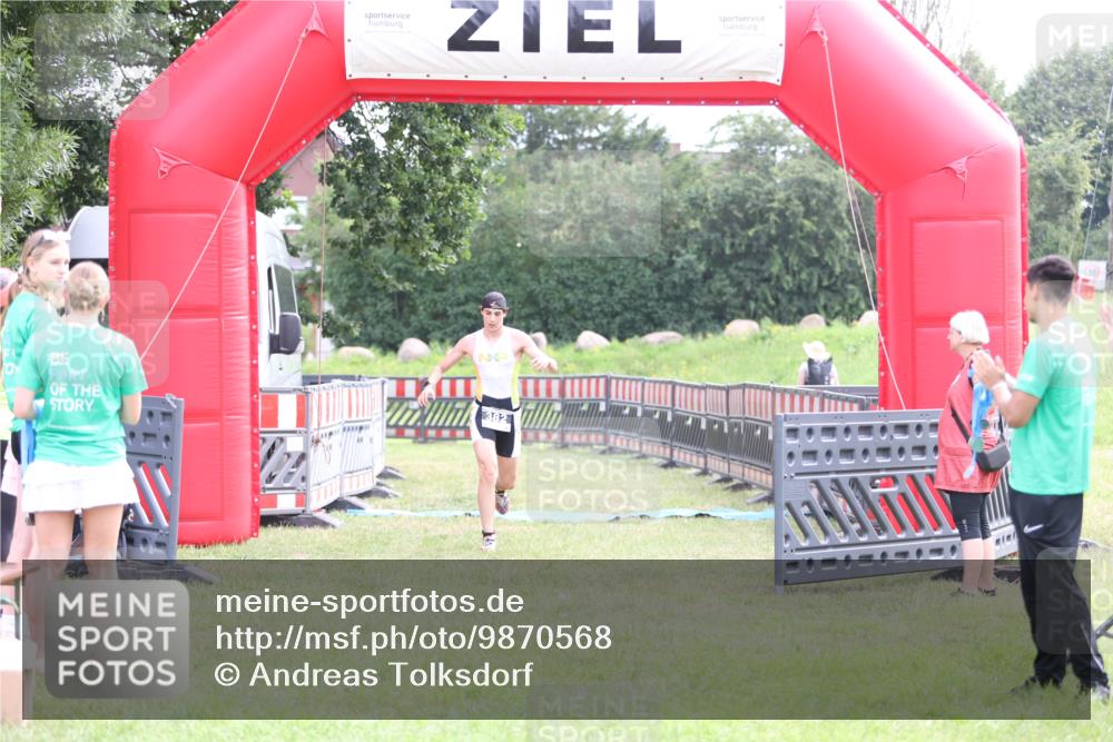 21.06.2026 - 29. Vierlanden-Triathlon Andreas Tolksdorf http://msf.ph/oto/9870568 21.06.2026 10:52:13 Ziel  meine-sportfotos.de
