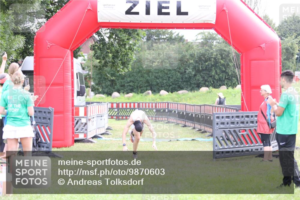 21.06.2026 - 29. Vierlanden-Triathlon Andreas Tolksdorf http://msf.ph/oto/9870603 21.06.2026 10:52:14 Ziel  meine-sportfotos.de