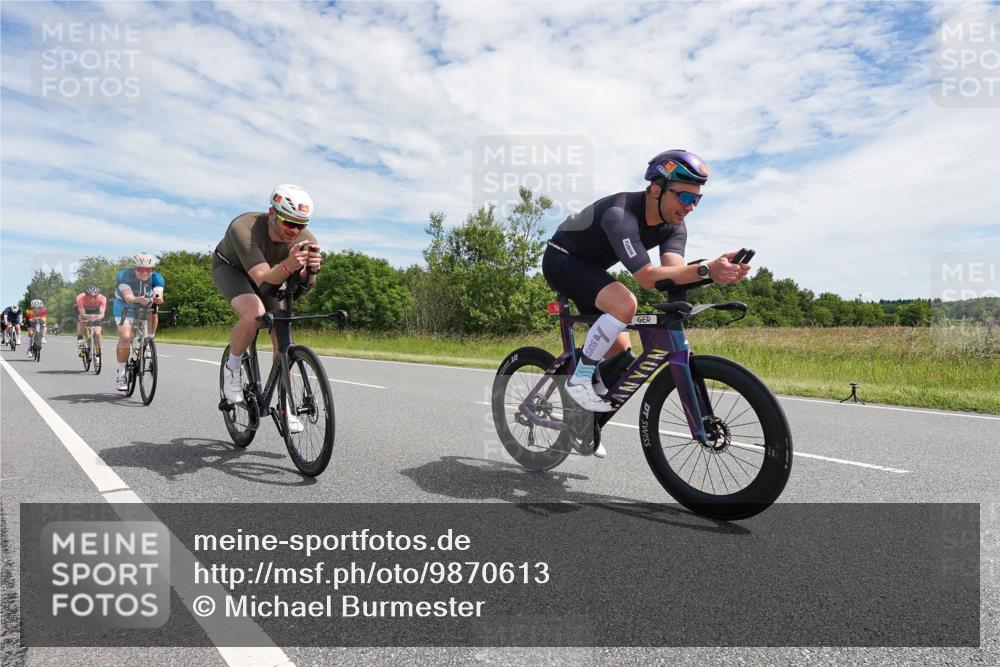 21.06.2026 - Viking Triathlon Michael Burmester http://msf.ph/oto/9870613 21.06.2026 12:12:34 Radfahren 28, 34, 45, 49, 125, 150, 168, 188, 303, 315, 327, 340, 360, 485, 491, 502, 513, 553, 566, 578, 601, 663 meine-sportfotos.de
