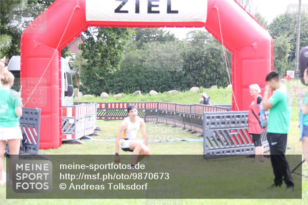 21.06.2026 - 29. Vierlanden-Triathlon Andreas Tolksdorf http://msf.ph/oto/9870673 21.06.2026 10:52:15 Ziel  meine-sportfotos.de