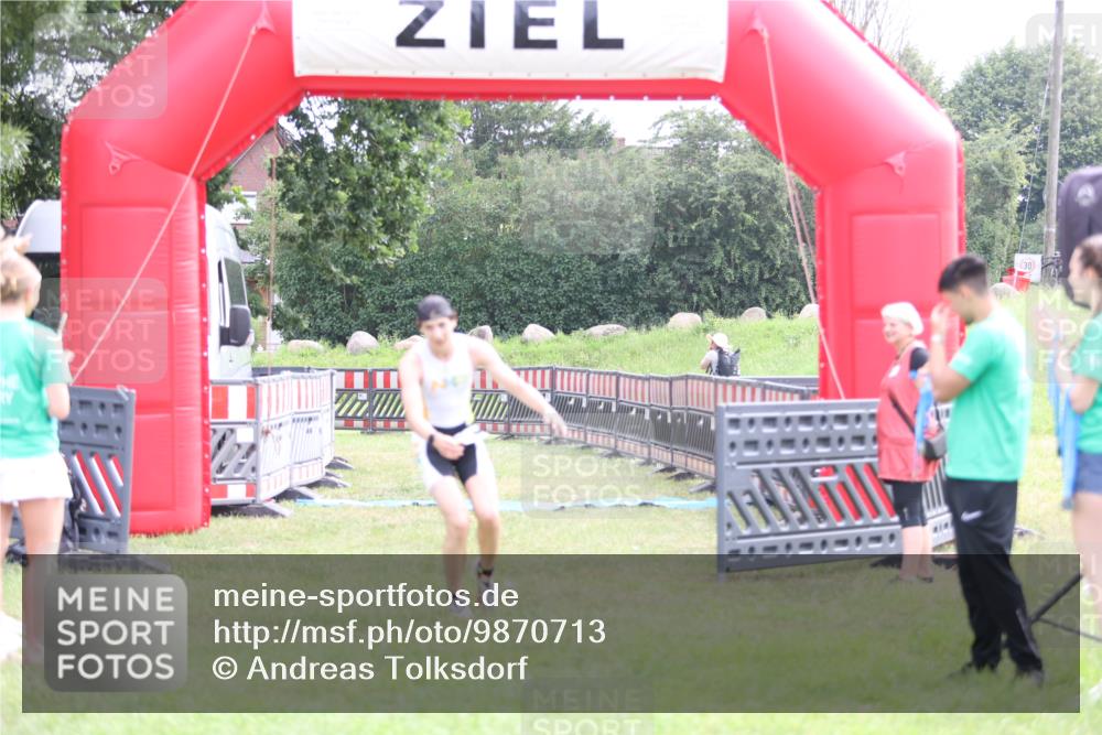 21.06.2026 - 29. Vierlanden-Triathlon Andreas Tolksdorf http://msf.ph/oto/9870713 21.06.2026 10:52:15 Ziel  meine-sportfotos.de