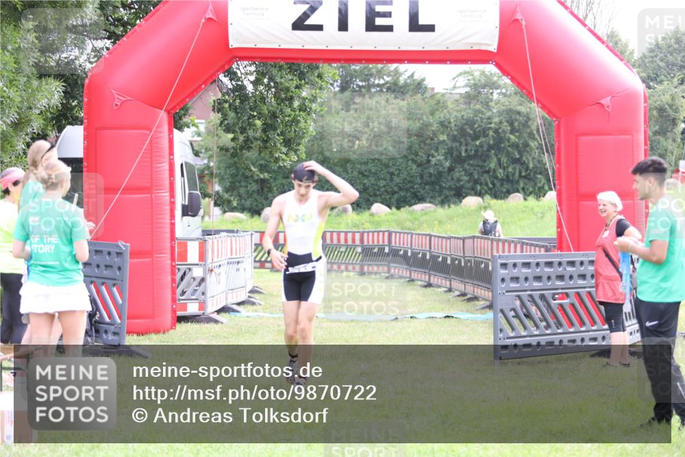 21.06.2026 - 29. Vierlanden-Triathlon Andreas Tolksdorf http://msf.ph/oto/9870722 21.06.2026 10:52:16 Ziel  meine-sportfotos.de
