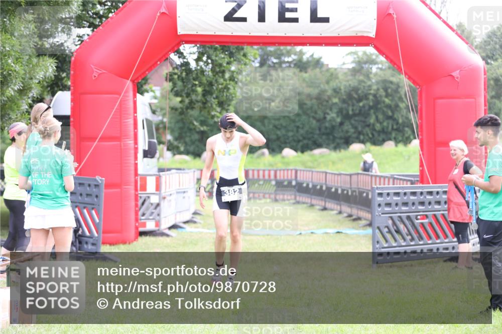 21.06.2026 - 29. Vierlanden-Triathlon Andreas Tolksdorf http://msf.ph/oto/9870728 21.06.2026 10:52:16 Ziel  meine-sportfotos.de