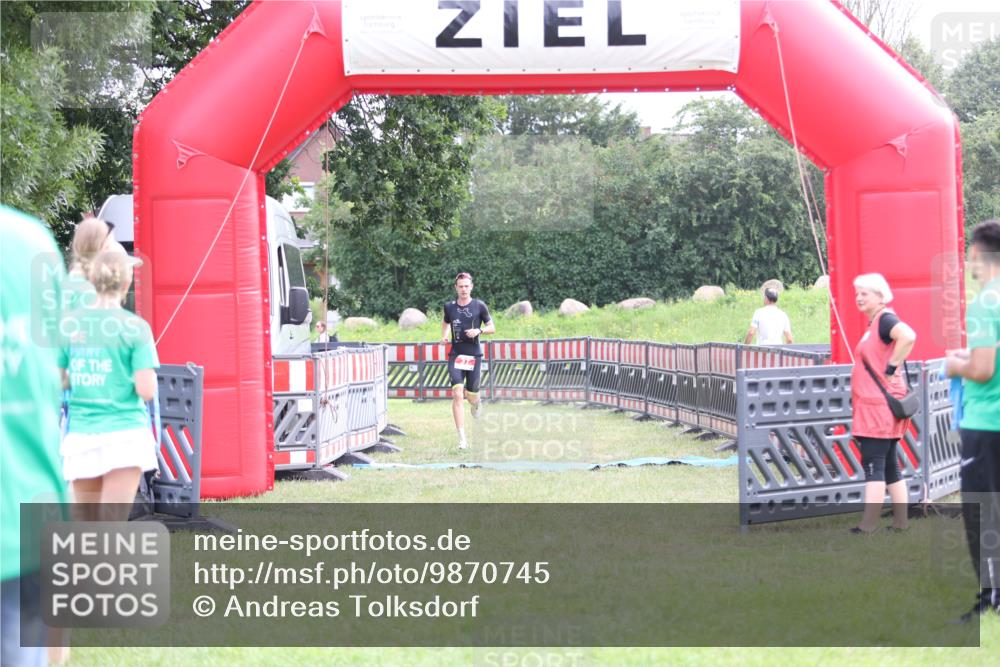 21.06.2026 - 29. Vierlanden-Triathlon Andreas Tolksdorf http://msf.ph/oto/9870745 21.06.2026 10:53:10 Ziel 37, 37 meine-sportfotos.de