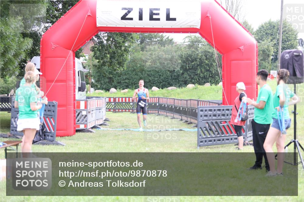 21.06.2026 - 29. Vierlanden-Triathlon Andreas Tolksdorf http://msf.ph/oto/9870878 21.06.2026 10:54:15 Ziel  meine-sportfotos.de