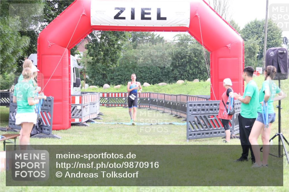 21.06.2026 - 29. Vierlanden-Triathlon Andreas Tolksdorf http://msf.ph/oto/9870916 21.06.2026 10:54:15 Ziel  meine-sportfotos.de