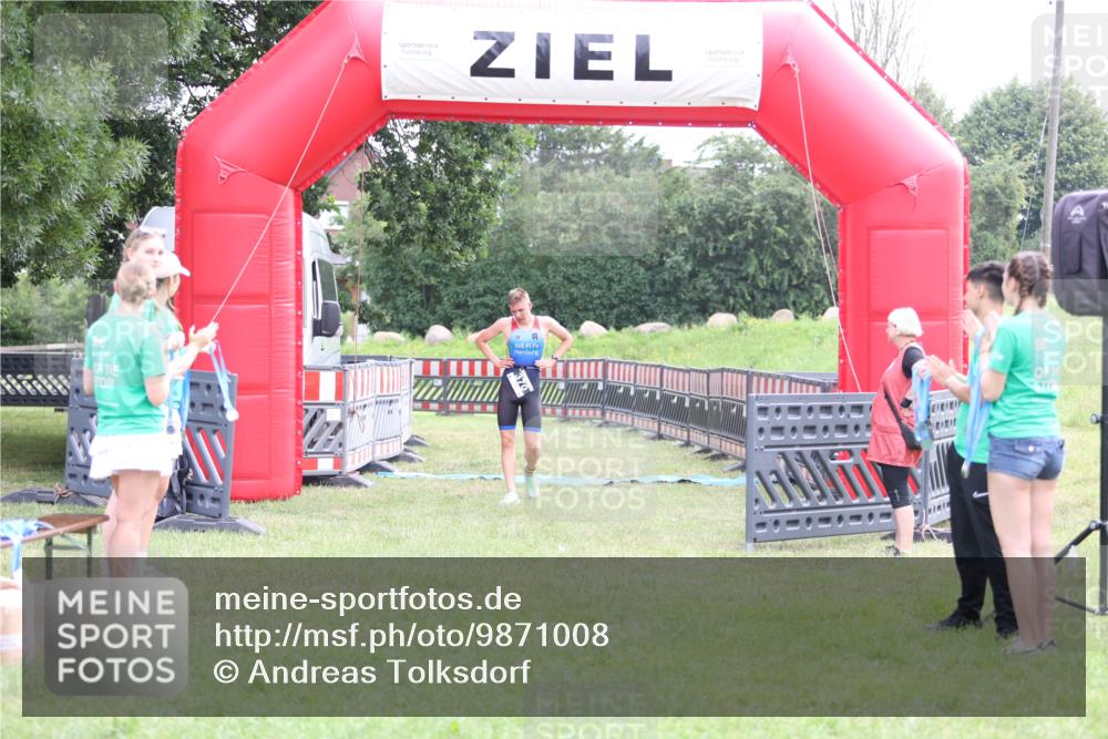 21.06.2026 - 29. Vierlanden-Triathlon Andreas Tolksdorf http://msf.ph/oto/9871008 21.06.2026 10:54:17 Ziel  meine-sportfotos.de