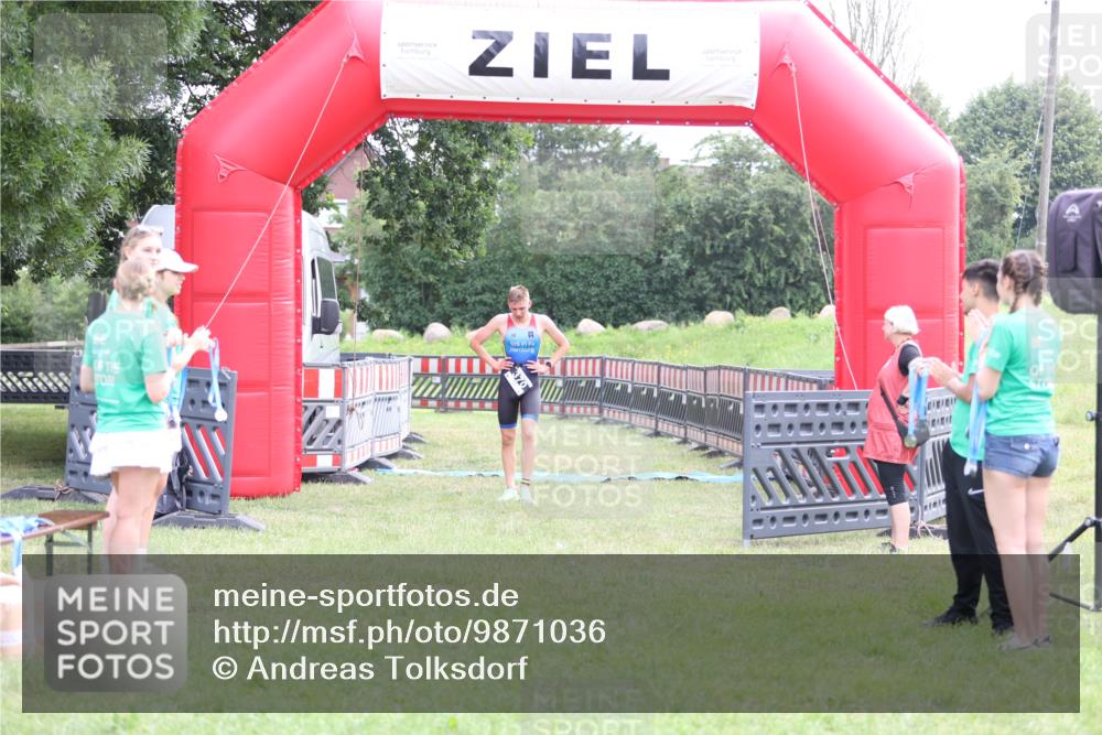 21.06.2026 - 29. Vierlanden-Triathlon Andreas Tolksdorf http://msf.ph/oto/9871036 21.06.2026 10:54:17 Ziel  meine-sportfotos.de