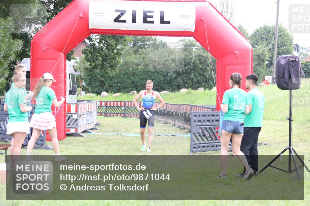 21.06.2026 - 29. Vierlanden-Triathlon Andreas Tolksdorf http://msf.ph/oto/9871044 21.06.2026 10:54:19 Ziel  meine-sportfotos.de