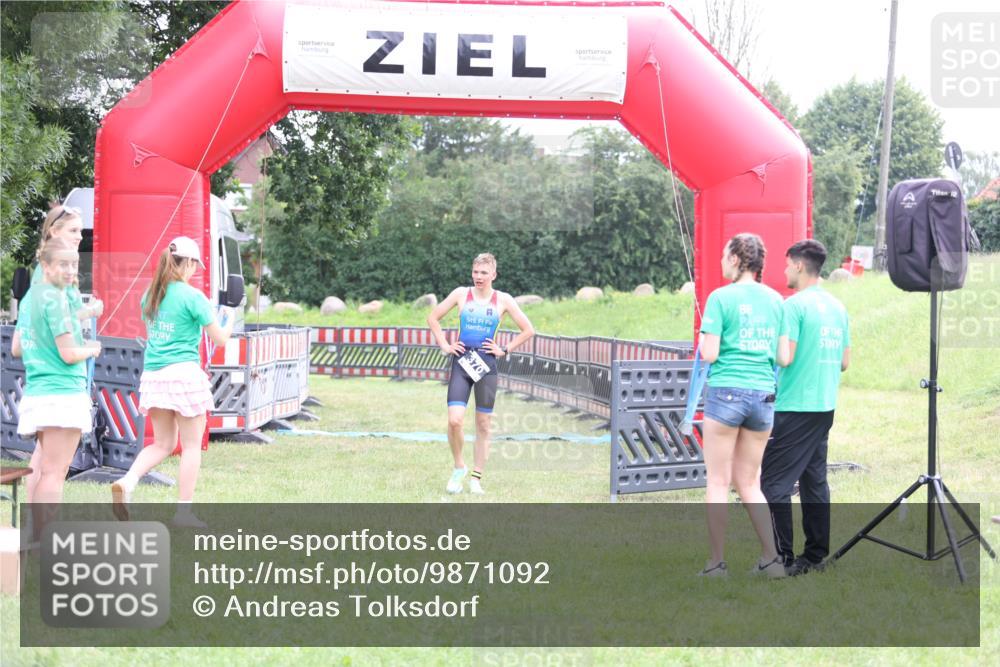 21.06.2026 - 29. Vierlanden-Triathlon Andreas Tolksdorf http://msf.ph/oto/9871092 21.06.2026 10:54:20 Ziel  meine-sportfotos.de