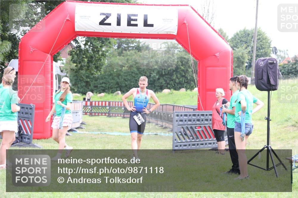 21.06.2026 - 29. Vierlanden-Triathlon Andreas Tolksdorf http://msf.ph/oto/9871118 21.06.2026 10:54:25 Ziel  meine-sportfotos.de