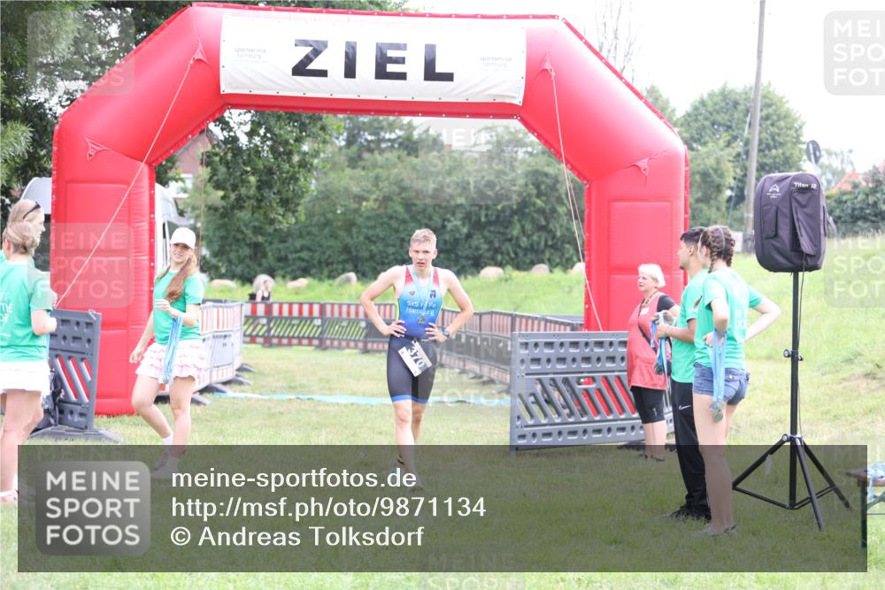 21.06.2026 - 29. Vierlanden-Triathlon Andreas Tolksdorf http://msf.ph/oto/9871134 21.06.2026 10:54:25 Ziel  meine-sportfotos.de