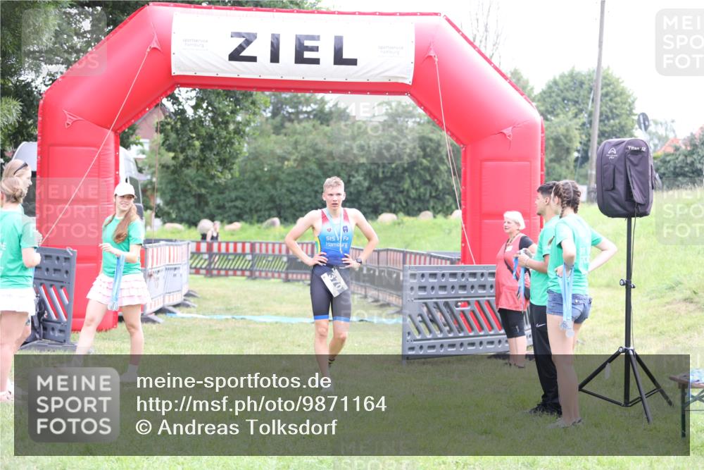 21.06.2026 - 29. Vierlanden-Triathlon Andreas Tolksdorf http://msf.ph/oto/9871164 21.06.2026 10:54:25 Ziel  meine-sportfotos.de