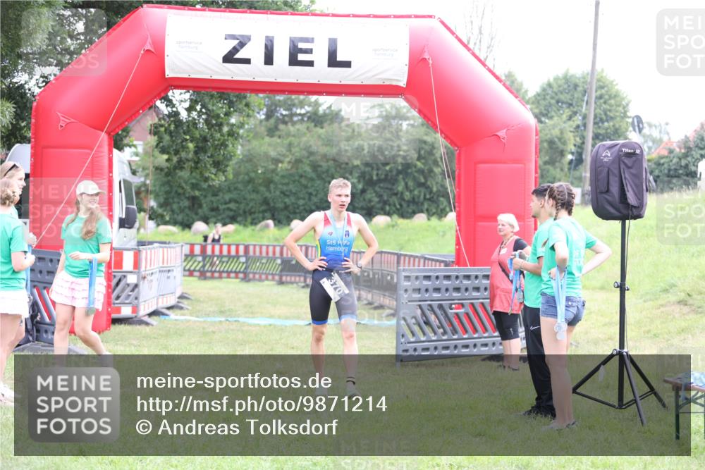 21.06.2026 - 29. Vierlanden-Triathlon Andreas Tolksdorf http://msf.ph/oto/9871214 21.06.2026 10:54:25 Ziel  meine-sportfotos.de