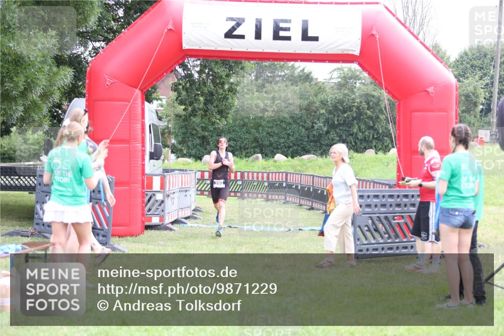21.06.2026 - 29. Vierlanden-Triathlon Andreas Tolksdorf http://msf.ph/oto/9871229 21.06.2026 10:55:26 Ziel  meine-sportfotos.de