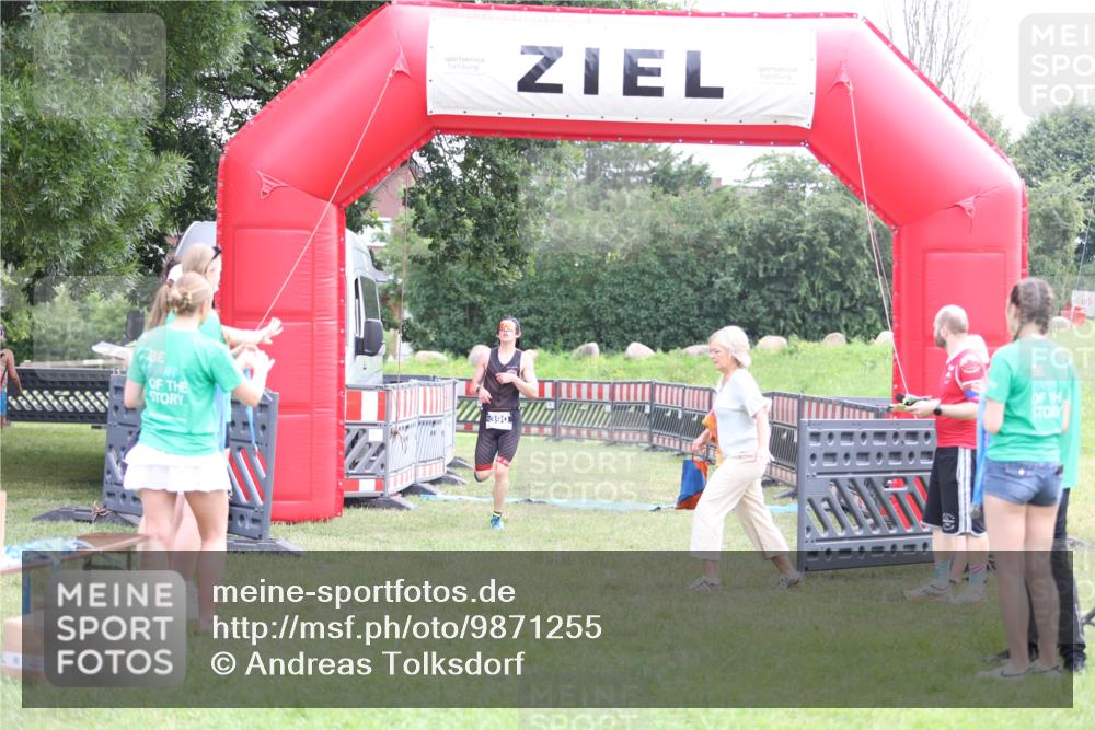 21.06.2026 - 29. Vierlanden-Triathlon Andreas Tolksdorf http://msf.ph/oto/9871255 21.06.2026 10:55:26 Ziel  meine-sportfotos.de