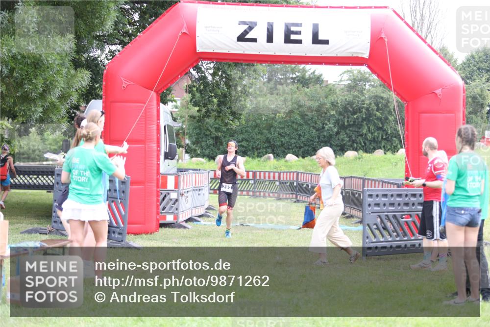 21.06.2026 - 29. Vierlanden-Triathlon Andreas Tolksdorf http://msf.ph/oto/9871262 21.06.2026 10:55:26 Ziel  meine-sportfotos.de