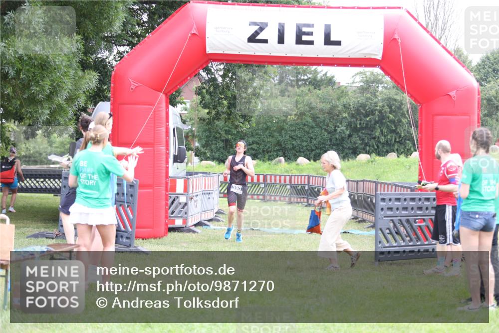 21.06.2026 - 29. Vierlanden-Triathlon Andreas Tolksdorf http://msf.ph/oto/9871270 21.06.2026 10:55:26 Ziel  meine-sportfotos.de