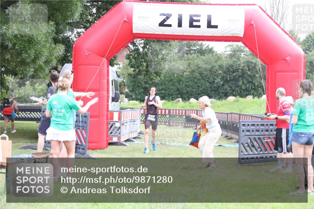 21.06.2026 - 29. Vierlanden-Triathlon Andreas Tolksdorf http://msf.ph/oto/9871280 21.06.2026 10:55:26 Ziel  meine-sportfotos.de