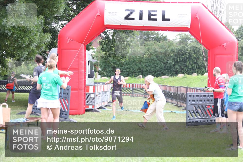 21.06.2026 - 29. Vierlanden-Triathlon Andreas Tolksdorf http://msf.ph/oto/9871294 21.06.2026 10:55:26 Ziel  meine-sportfotos.de