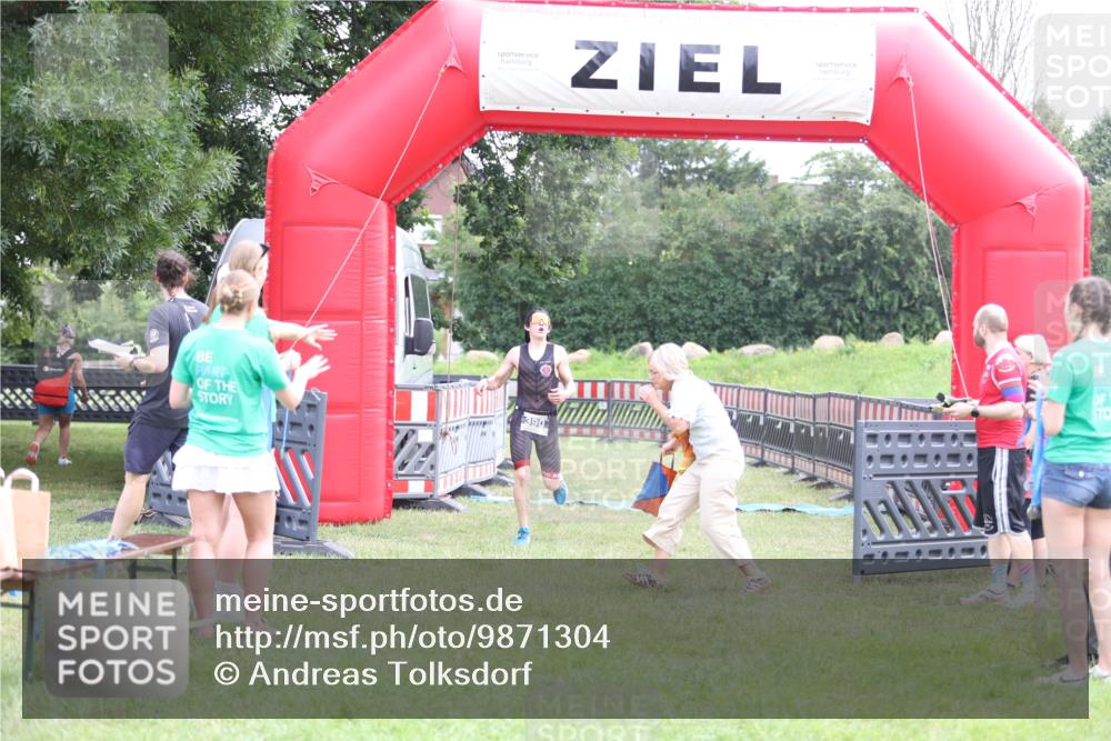 21.06.2026 - 29. Vierlanden-Triathlon Andreas Tolksdorf http://msf.ph/oto/9871304 21.06.2026 10:55:26 Ziel  meine-sportfotos.de