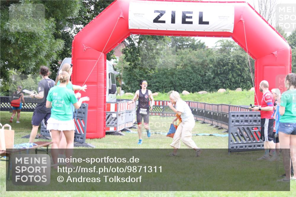 21.06.2026 - 29. Vierlanden-Triathlon Andreas Tolksdorf http://msf.ph/oto/9871311 21.06.2026 10:55:26 Ziel  meine-sportfotos.de
