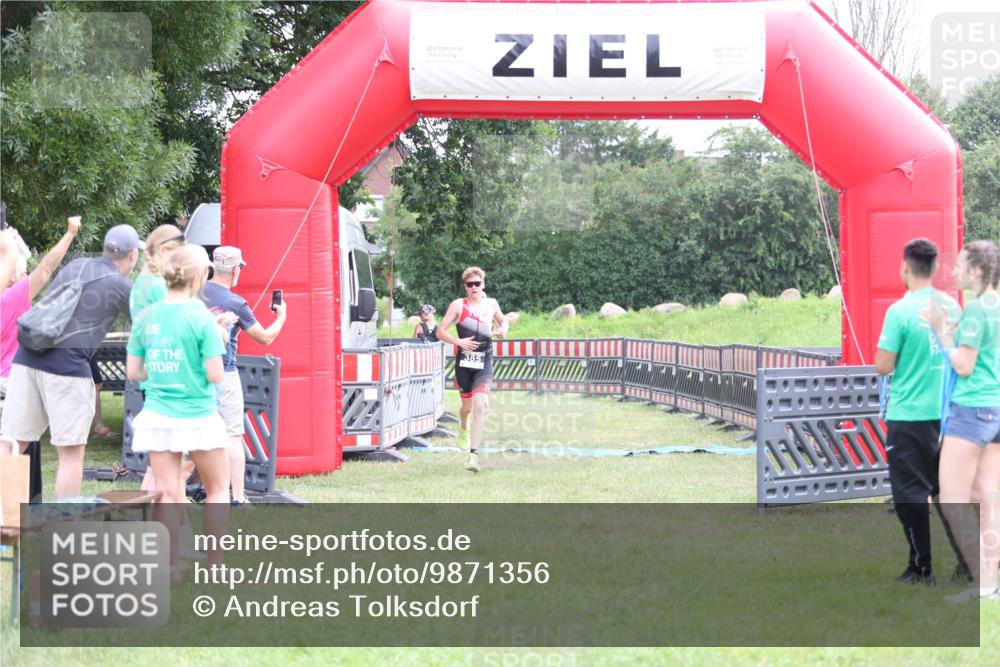21.06.2026 - 29. Vierlanden-Triathlon Andreas Tolksdorf http://msf.ph/oto/9871356 21.06.2026 10:55:40 Ziel  meine-sportfotos.de