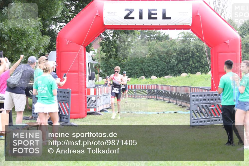 21.06.2026 - 29. Vierlanden-Triathlon Andreas Tolksdorf http://msf.ph/oto/9871405 21.06.2026 10:55:40 Ziel  meine-sportfotos.de