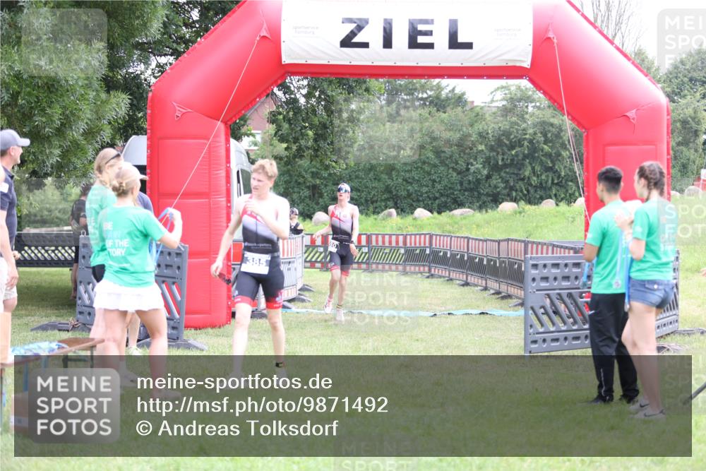 21.06.2026 - 29. Vierlanden-Triathlon Andreas Tolksdorf http://msf.ph/oto/9871492 21.06.2026 10:55:43 Ziel 339, 339 meine-sportfotos.de