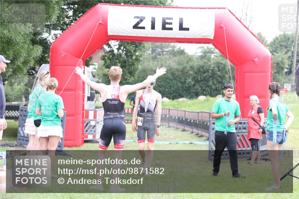 21.06.2026 - 29. Vierlanden-Triathlon Andreas Tolksdorf http://msf.ph/oto/9871582 21.06.2026 10:55:51 Ziel 339, 339 meine-sportfotos.de