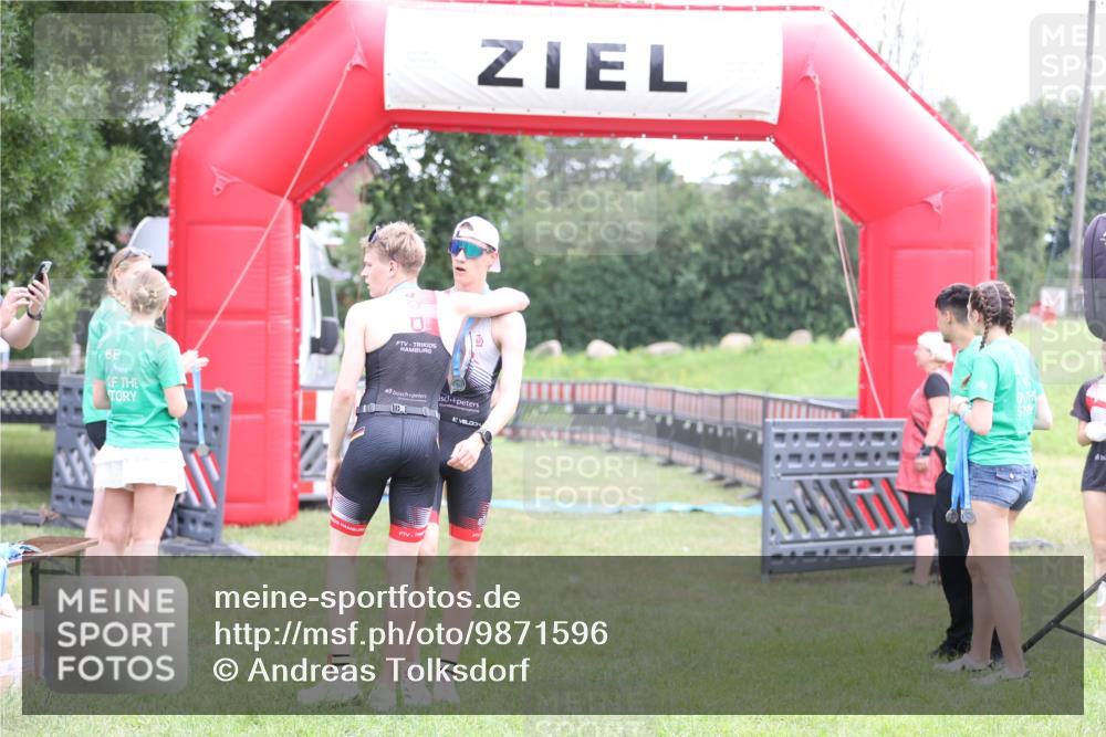 21.06.2026 - 29. Vierlanden-Triathlon Andreas Tolksdorf http://msf.ph/oto/9871596 21.06.2026 10:55:56 Ziel 210, 339, 210, 339 meine-sportfotos.de