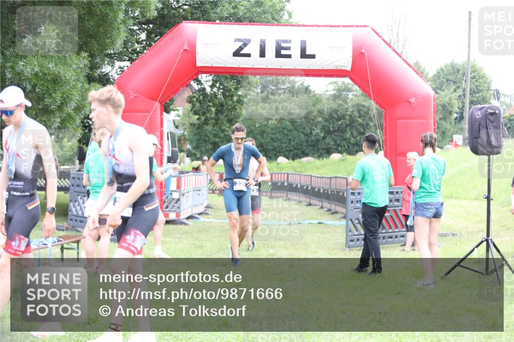 21.06.2026 - 29. Vierlanden-Triathlon Andreas Tolksdorf http://msf.ph/oto/9871666 21.06.2026 10:56:01 Ziel 210, 210 meine-sportfotos.de