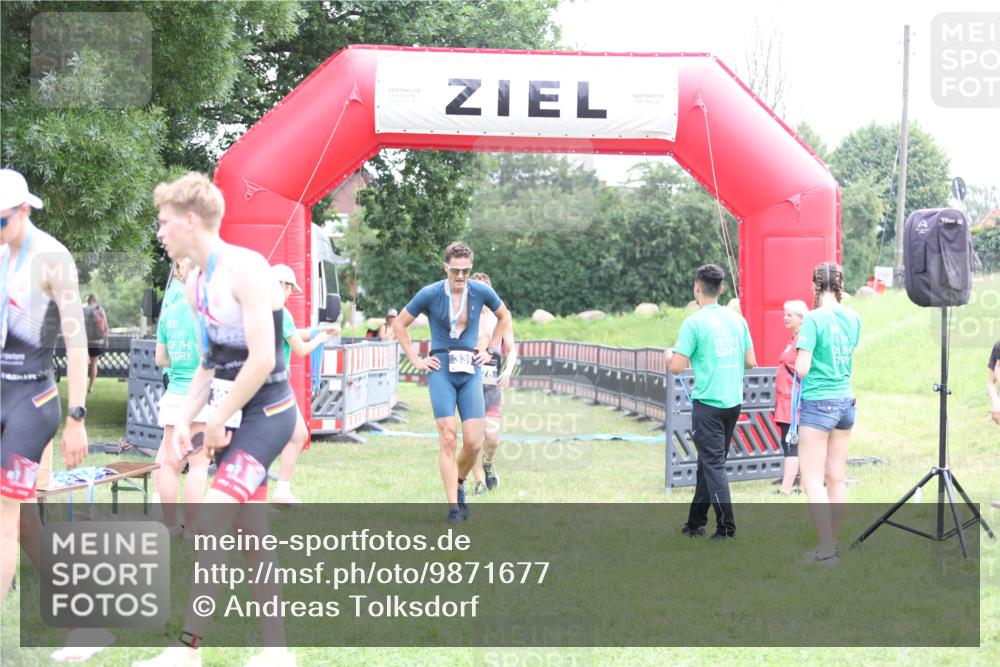 21.06.2026 - 29. Vierlanden-Triathlon Andreas Tolksdorf http://msf.ph/oto/9871677 21.06.2026 10:56:01 Ziel 210, 210 meine-sportfotos.de