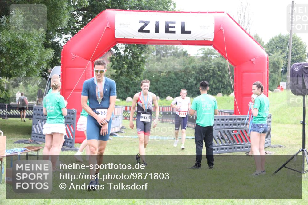 21.06.2026 - 29. Vierlanden-Triathlon Andreas Tolksdorf http://msf.ph/oto/9871803 21.06.2026 10:56:05 Ziel 210, 210 meine-sportfotos.de