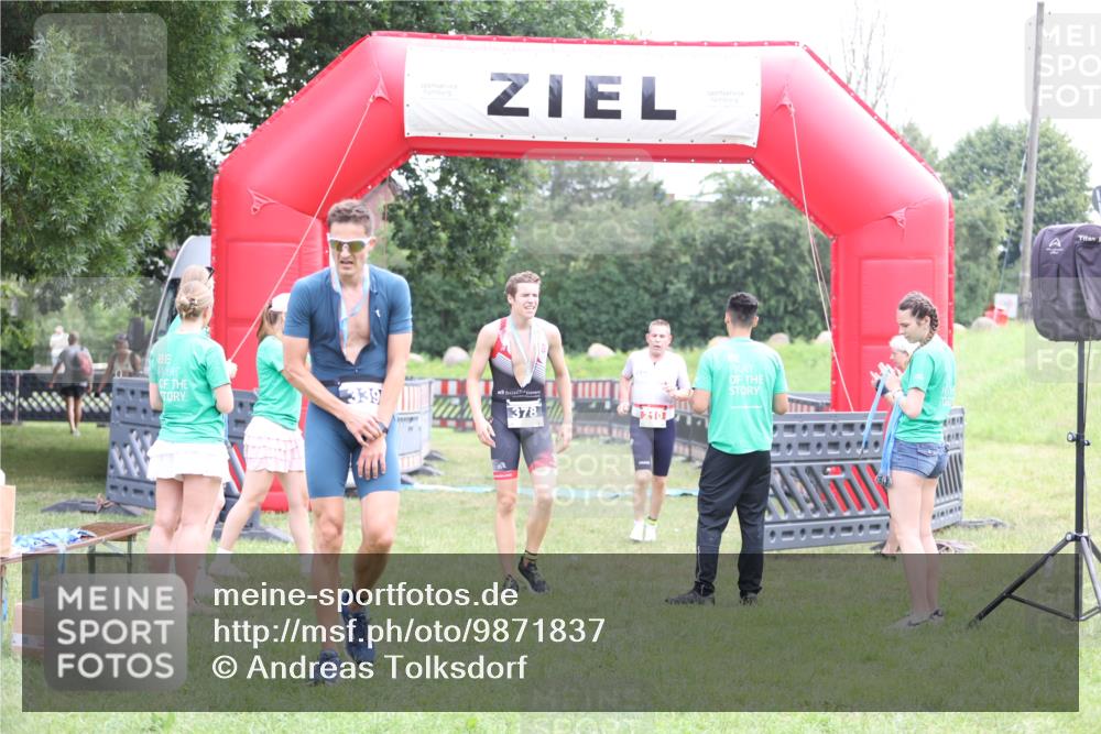 21.06.2026 - 29. Vierlanden-Triathlon Andreas Tolksdorf http://msf.ph/oto/9871837 21.06.2026 10:56:05 Ziel 210, 210 meine-sportfotos.de