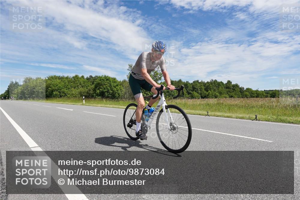 21.06.2026 - Viking Triathlon Michael Burmester http://msf.ph/oto/9873084 21.06.2026 12:37:06 Radfahren 60, 295, 479, 519 meine-sportfotos.de