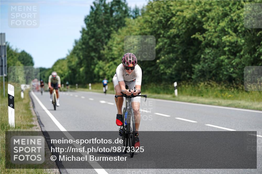 21.06.2026 - Viking Triathlon Michael Burmester http://msf.ph/oto/9873325 21.06.2026 12:48:06 Radfahren 57, 58, 73, 124, 126, 166, 232, 273, 531, 608, 644 meine-sportfotos.de