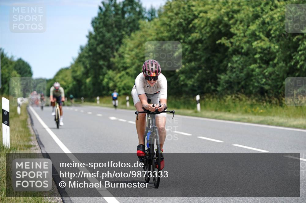 21.06.2026 - Viking Triathlon Michael Burmester http://msf.ph/oto/9873333 21.06.2026 12:48:07 Radfahren 57, 58, 73, 124, 126, 166, 232, 273, 531, 608, 644 meine-sportfotos.de
