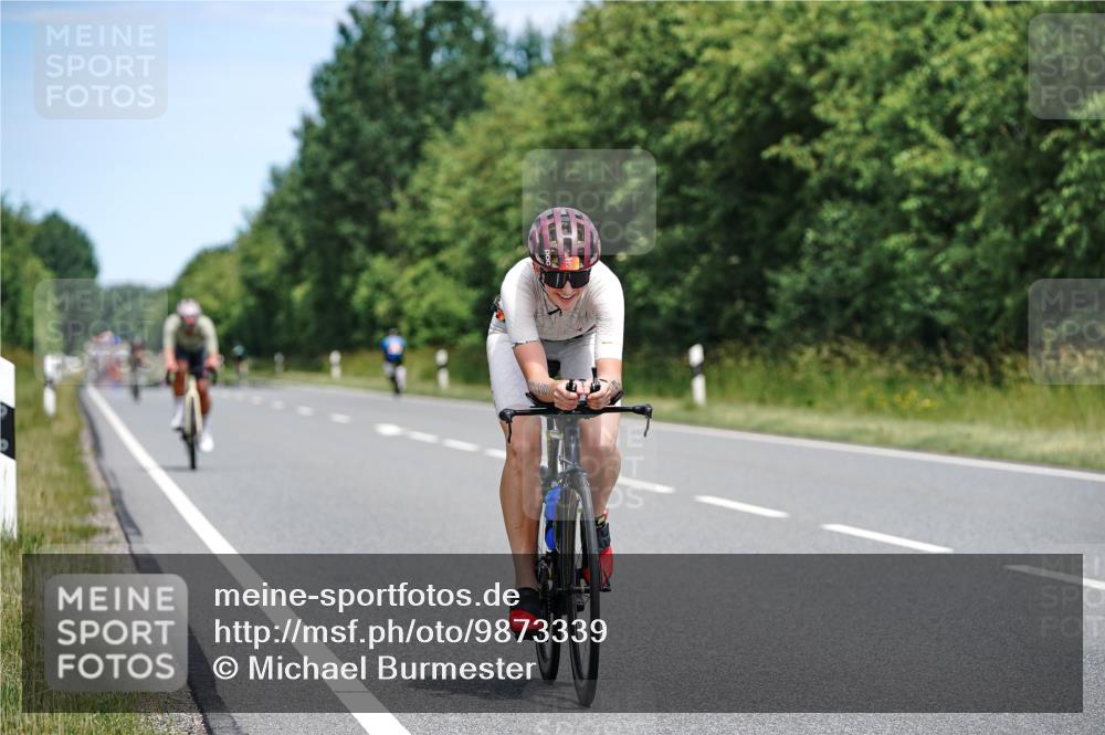 21.06.2026 - Viking Triathlon Michael Burmester http://msf.ph/oto/9873339 21.06.2026 12:48:07 Radfahren 57, 58, 73, 124, 126, 166, 232, 273, 531, 608, 644 meine-sportfotos.de